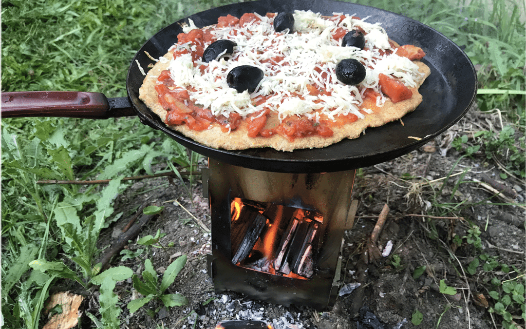 Le réchaud à bois en bivouac.