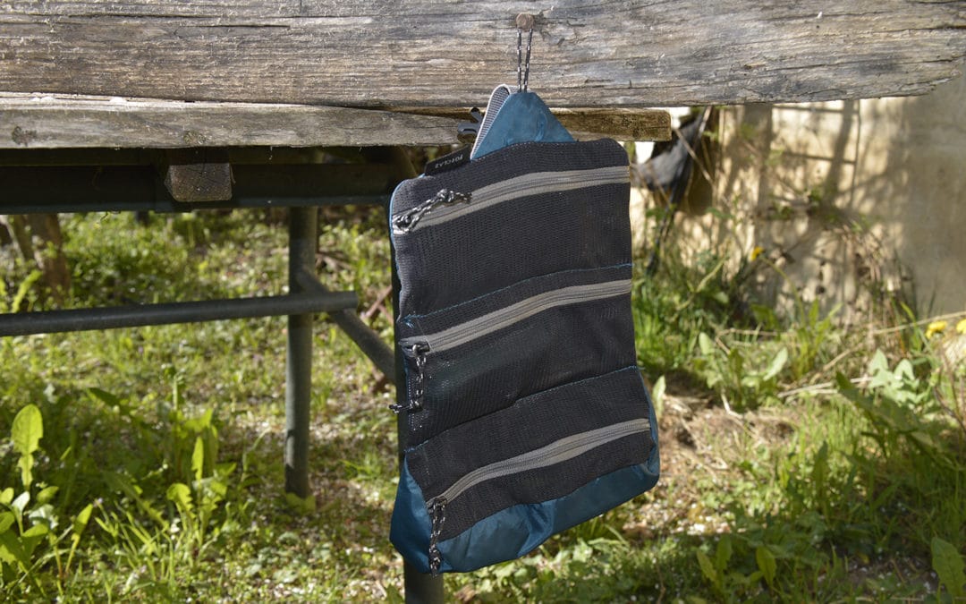 Sa trousse de toilette en bivouac